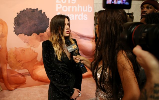 Bella Thorne menerima penghargaan untuk debut penyutradaraan film porno di Pornhub awards tahun 2019.