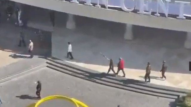 تیراندازی در تهران - تصاویری ویدئویی از شهرک غرب مردی با لباس شخصی را نشان می دهد که چند تیر هوایی شلیک می کند