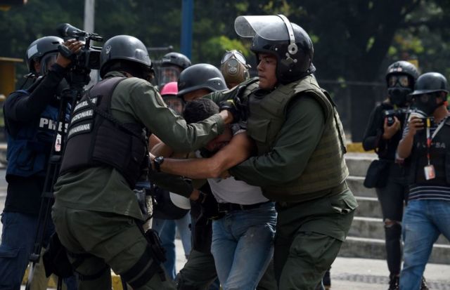 Un manifestante es detenido por miembros de la Guardia Nacional en Caracas el 27 de julio, durante el segundo día de la huelga general de 48 horas convocada por la oposición de Venezuela.