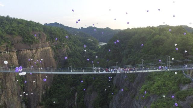 wapita njia walirusha puto jjuu ya daraja la vioo la Shiniuzhai, tarehe 21 Julai 2016