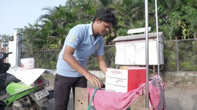 டீ, இட்லி விற்கும் அவலம்