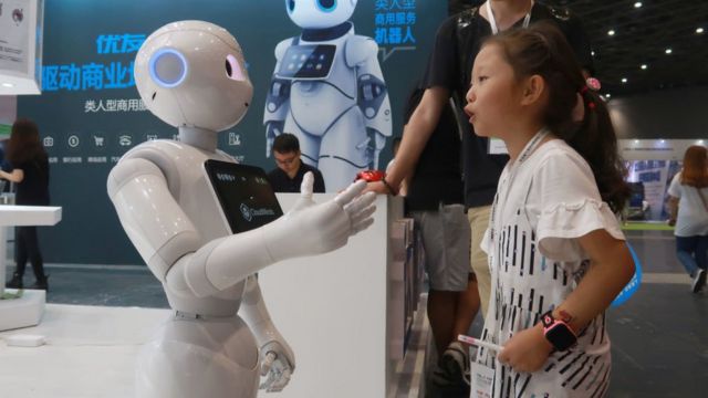 robotla bir kız çocuğu