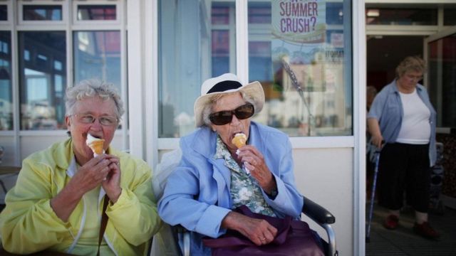 dondurma yiyen yaşlı kadınlar