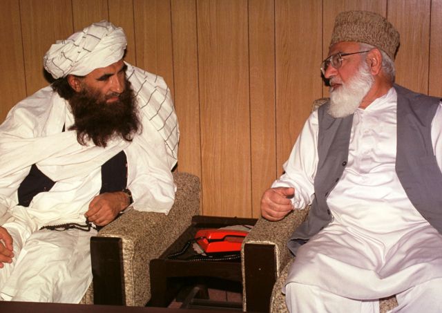 حقاني وقاضي حسين زعيم الجماعة الاسلامية في باكستان