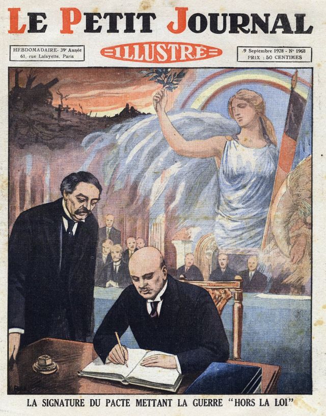 Gustav Stresemann, ministro de Exteriores de Alemania, firmando el pacto Briand-Kellogg, renunciando a la guerra de agresión y prohibiendo el uso de la guerra como instrumento de política nacional excepto en asuntos de legítima defensa en 1928.