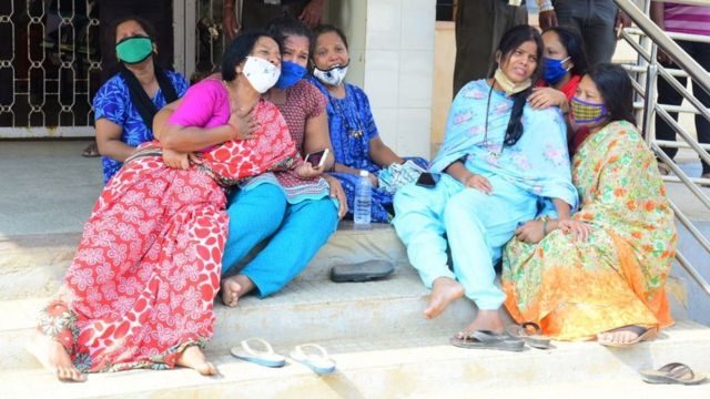 印度卡纳塔克邦一群因新冠疫情失去亲人的民众神色悲伤（新华社图片3/5/2021）