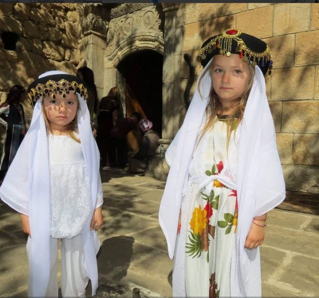 طفلتان إيزيديتان ترتديان الزي الإيزيدي التقليدي في يوم العيد
