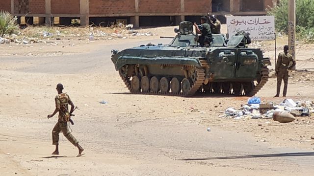 Soldado corre de tanque na rua