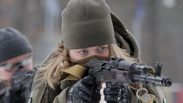 امرأة أوكرانية تتدرب عسكريا