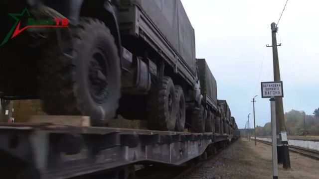 Железнодорожная платформа с военной техникой
