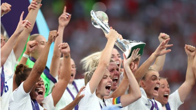 La selección femenina de fútbol de Inglaterra levanta la copa.