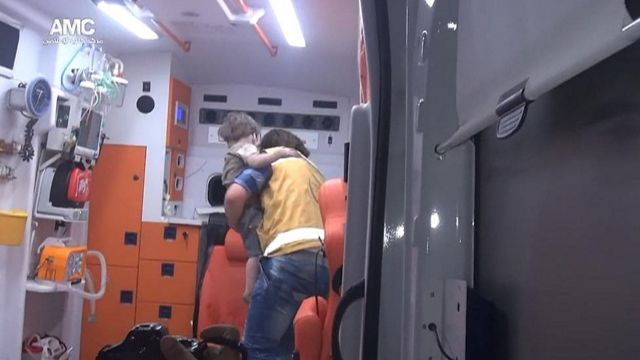 Imagem dentro de ambulância mostra menino resgatado de prédio bombardeado em Aleppo