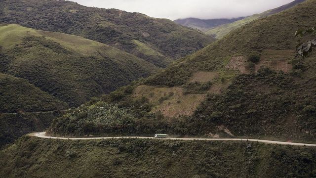 Una vista de un camino en los Yungas, Bolivia