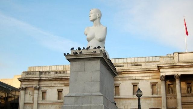 Очень большой палец занял четвертый постамент на Трафальгарской площади ...