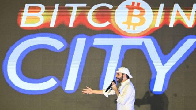 Bukele con pantalla que dice Bitcoin City