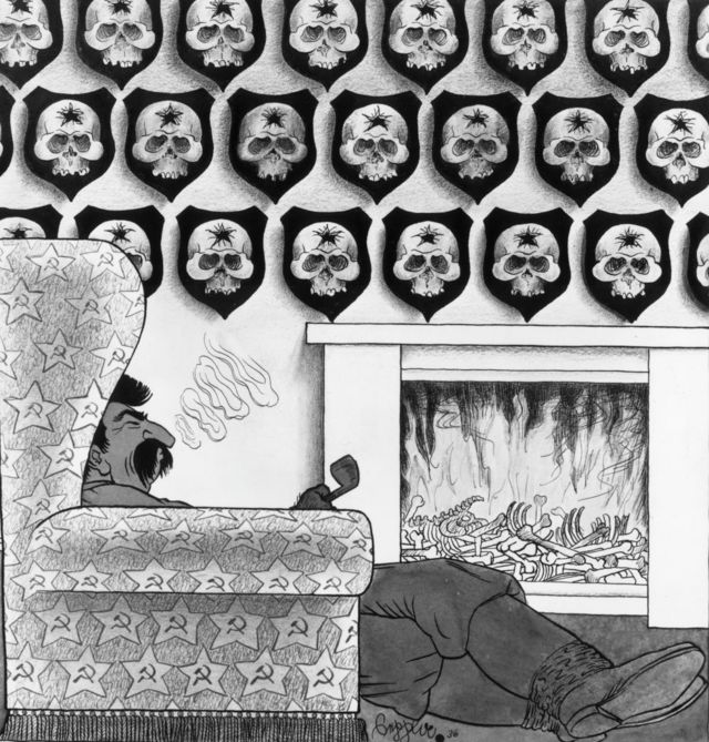 Un caricatura de Stalin viendo un pared llena de cráneos.