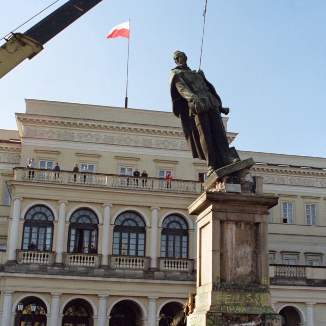 Bức tượng cuối cùng của các nhà lãnh đạo Cộng sản cũ ở Ba Lan bị giật đổ khi chính quyền mới lên nắm quyền 9/1989
