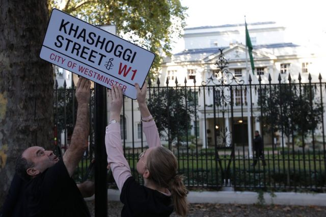 Aktivis Amnesty International memasang tanda palsu bertuliskan "Jalan Khashoggi" di luar kedutaan Saudi di London