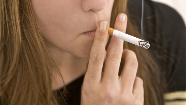 أفاد التقرير أن " التدخين يقلل من نسبة متوسط عمر الأشخاص الذين يحملون فيروس إتش آي في أكثر من الفيروس نفسه"