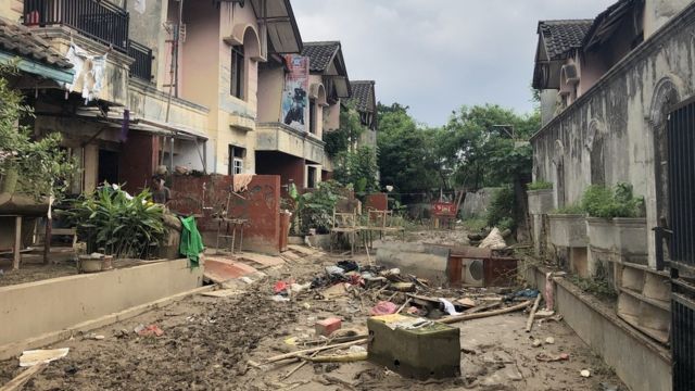 Kisah korban banjir Jakarta dan sekitarnya: 'Air hingga ke Kisah korban banjir Jakarta dan sekitarnya: 'Air hingga ke
