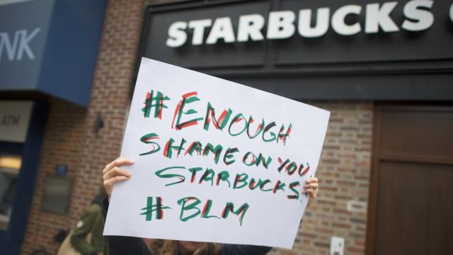Manifestantes protestan en los alrededores de un Starbucks en Filadelfia.