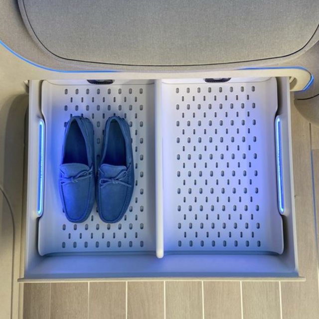 محفظه‌ای برای نگهداری کفش در زیر صندلی قرار داده شده است