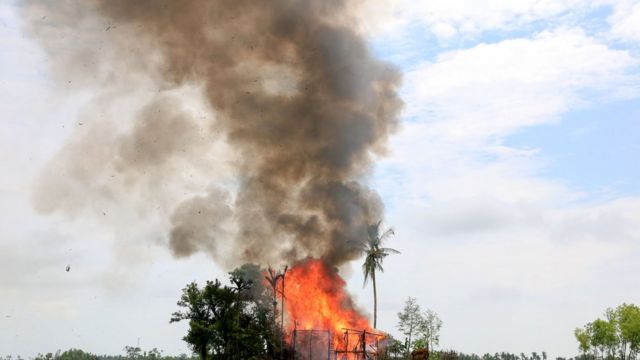 আগুনে পুড়ছে রোহিঙ্গা গ্রাম। অ্যামনেষ্টি বলছে সেনাবাহিনীই এসব গ্রামে আগুন দিচ্ছে