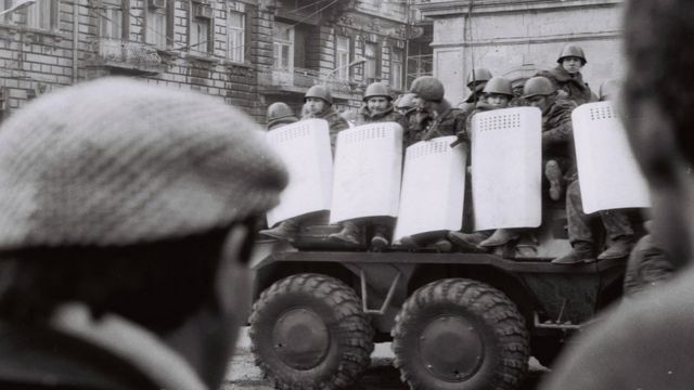 Солдаты в кузове машины проезжают по улицам Баку.