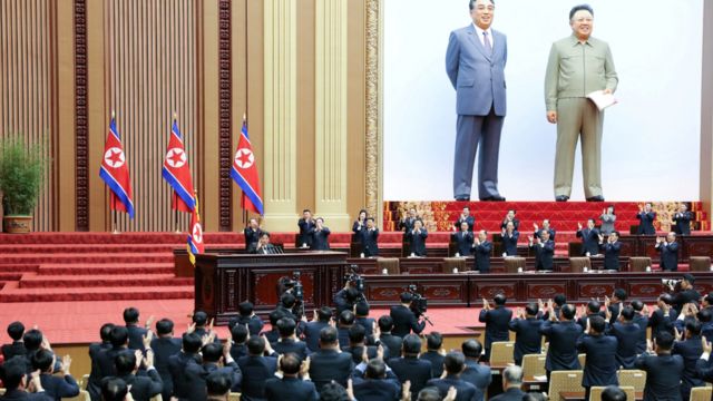 在祖父和父亲的身影笼罩下,金正恩在今年第一届最高人民会议上谈到了朝鲜的新路线(2024年1月15日)