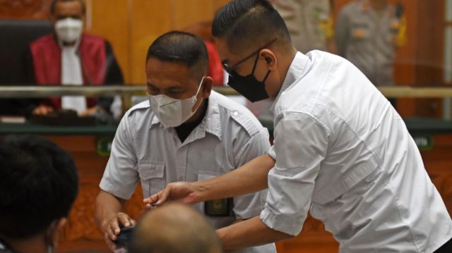 Terdakwa AKBP Dody Prawiranegara (kanan) menjalani sidang pembacaan tuntutan kasus memperjualbelikan barang bukti narkotika jenis sabu-sabu sitaan di Pengadilan Negeri Jakarta Barat, Jakarta, Senin (27/03).