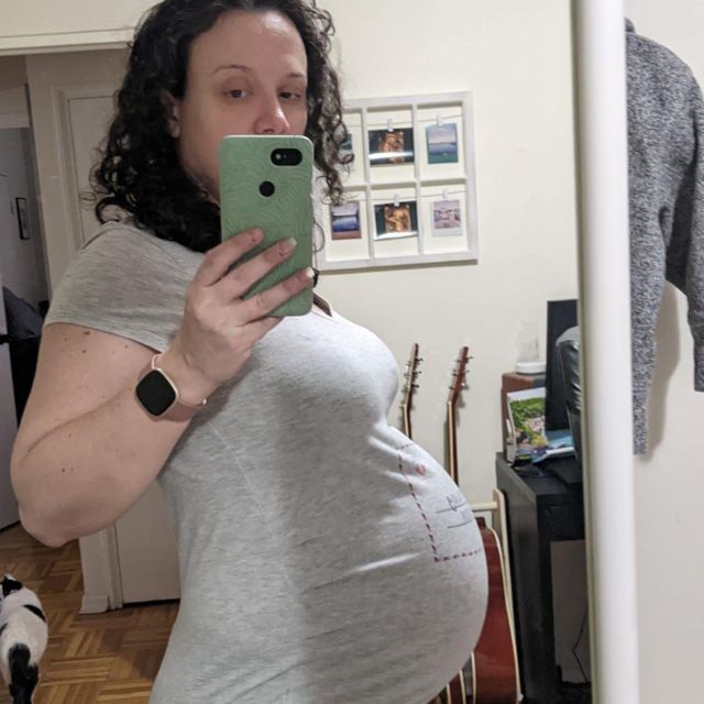 Caroline Freire durante a gravidez tirando foto diante de espelho