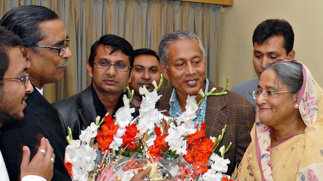 ২০০৮ সালের নির্বাচনের পর শেখ হাসিনার অভিনন্দন জানাচ্ছিলেন ১৪ দলীয় জোটের নেতারা।