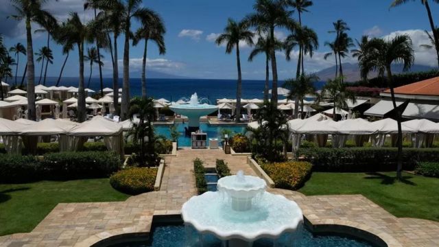 paisagem de resort em Maui, com praia e piscina