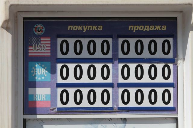 Официально Украина больше не торгует с Крымом и одновременно сохраняет за ним статус свободной экономической зоны