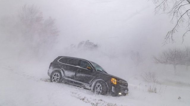 سيارة في حفرة خلال عاصفة شتوية بالقرب من وينفليت، مقاطعة أونتاريو، كندا. في 24 ديسمبر/كانون أول 2022