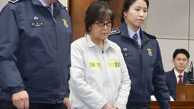 Choi Soon-sil (fotoğrafta) eski Güney Kore Cumhurbaşkanı ile ortaklaşa hareket etmekten 20 yıl hapis cezası aldı