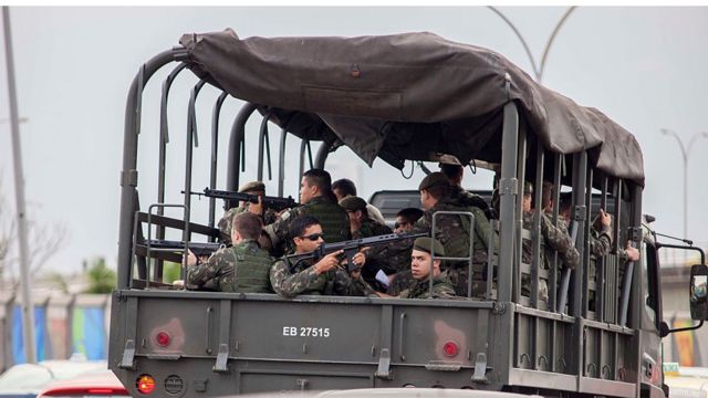 Militares em caminhão armados a caminho da Maré