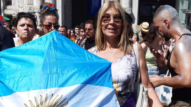Carla Fabiana con la bandera Argentina