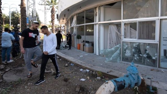 En la ciudad fronteriza israelí de Shlomi, los cohetes dejaron cráteres en la carretera y dañaron vehículos y un banco.