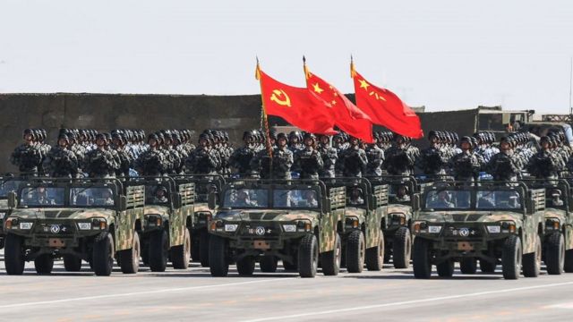 Soldados chinos durante un desfile militar en la región norteña de Mongolia Interior de China en 2017