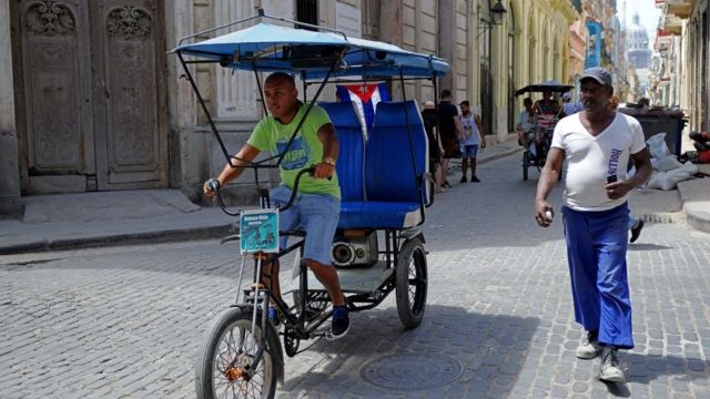 Un bicitaxi en las calles de La Habana