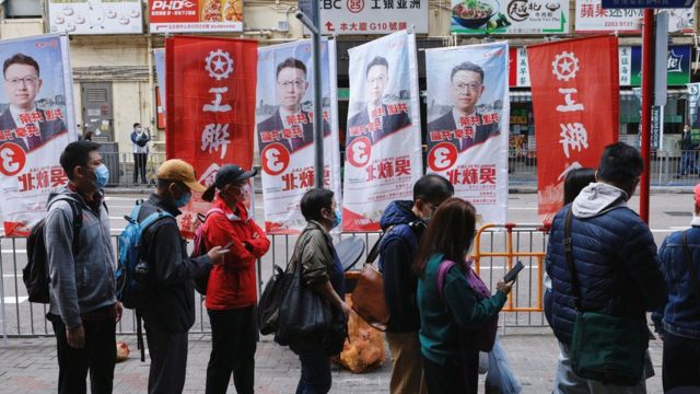香港首次推出投票日免费乘坐公共交通，令多个车站有人龙，但票站则人烟疏落。