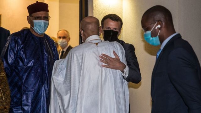 Le président français Emmanuel Macron (à droite) embrasse le président mauritanien Mohamed Ould Cheikh El Ghazouani (de dos) à côté du président nigérien Mohamed Bazoum (à gauche) après une réunion avec les dirigeants africains des pays du Sahel, en marge des cérémonies des funérailles du défunt président tchadien Idriss Deby Itno, à N'Djamena, le 22 avril 2021.