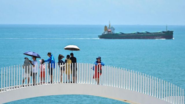 Turis mengunjungi Pulau Pingtan, China, yang berdekatan dengan lokasi latihan militer China di sekitar wilayah Taiwan.