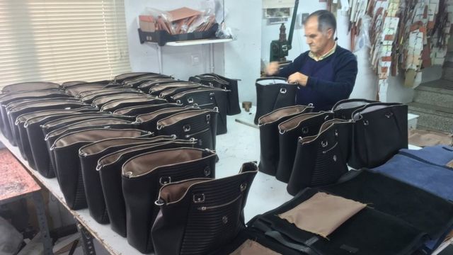 Garganta herramienta transmisión Ubrique, el pequeño pueblo de España donde se fabrican bolsos de Gucci,  Louis Vuitton y Chanel (pero no lo pueden decir) - BBC News Mundo