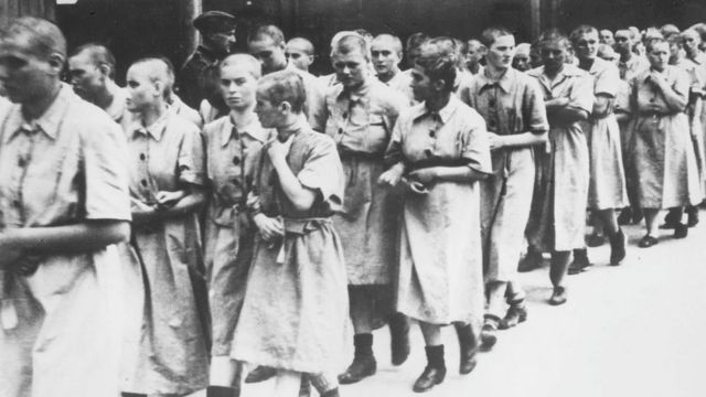 Eine Reihe von weiblichen Häftlingen im Konzentrationslager Auschwitz.
