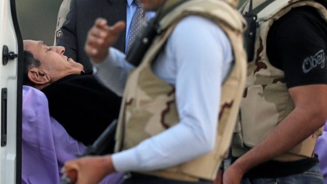 صورة لحسني مبارك أثناء نقله بعد الحكم براءته من تهمة توجيه أمر بقتل متظاهرين