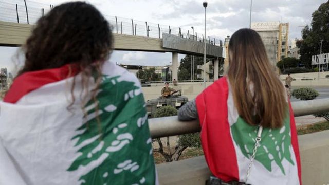 فتاتان ترتديان العلم اللبناني