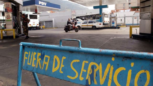 Estación de gasolina cerrada en Caracas.