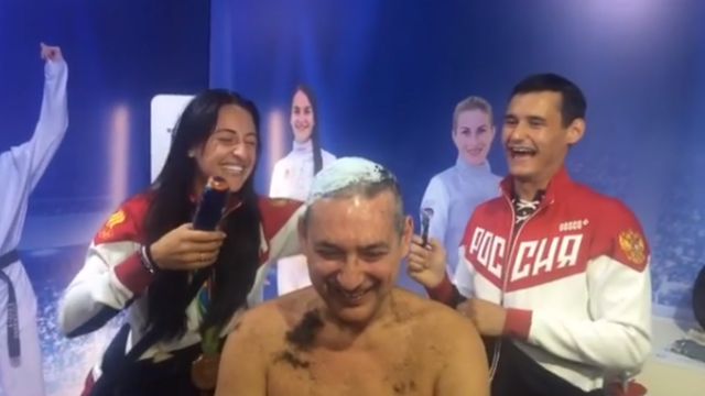спортсмены бреют тренера